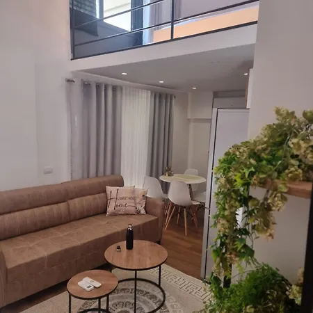 Zahra's Duplex In טיראנה